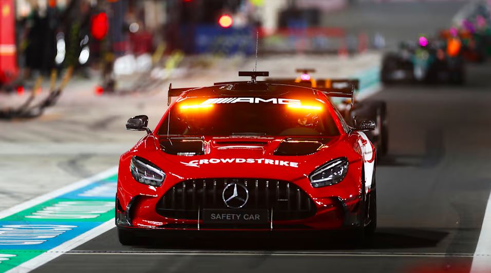 The Safety Car made a number of appearances during the race در مسابقه نهایی گرند پری قطر فرمول 1 2024 پس از یک روز پرحادثه در پیست بین‌المللی لوسیل، که در آن مک‌لارن در آخرین مسابقه اسپرینت سال پیروز شد و مرحله تعیین خط شلوغی برگزار شد، توجهات به روز مسابقه معطوف شد، جایی که رانندگان و تیم‌ها برای گرند پری قطر 57 دور آماده می‌شدند.